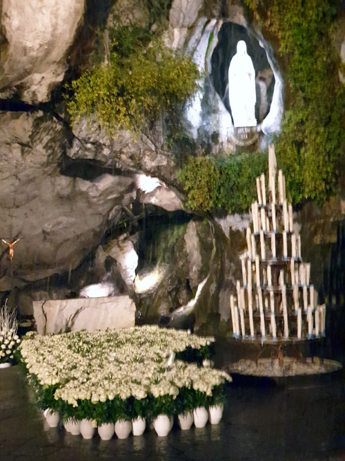 Grotte mit Rosen Dez. 2021